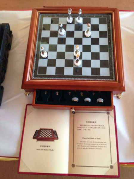 习主席赠送给喜好国际象棋的莫迪一幅玉质国际象棋