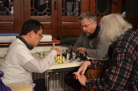 孙勇征与德国棋手下国象