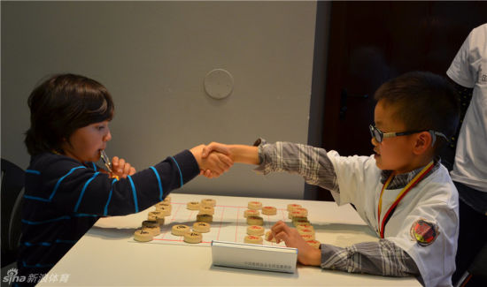 许银川儿子与德国小棋手对弈