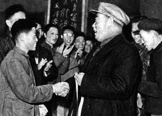 1960年，陈毅元帅为15岁的全国冠军胡荣华颁奖