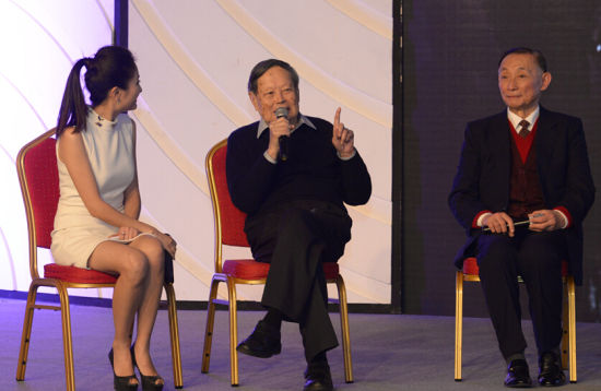 杨振宁侃侃而谈