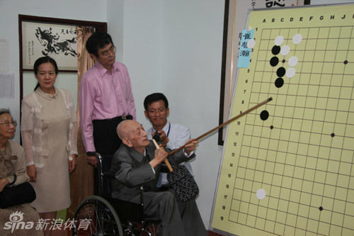 晚年吴清源仍积极在一线棋战现身讲解(资料图)