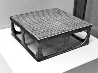 吐鲁番出土的唐代木质围棋盘，与隋代安阳张盛墓出土的围棋盘一样，有纵横19道线。