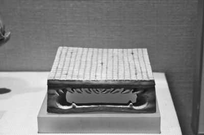 张盛墓出土的白釉瓷围棋盘