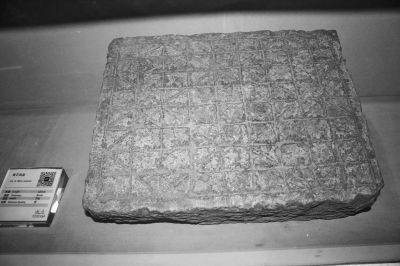 洛阳围棋博物馆收藏的青石棋盘，从纵横10×9道的纹路以及士象所走的斜线看，与今天的象棋棋盘完全一样。