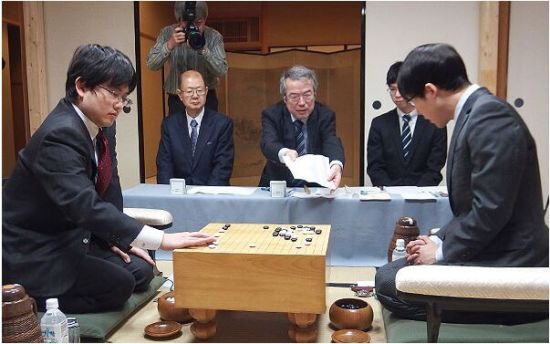 山下敬吾(左)再扳回一城