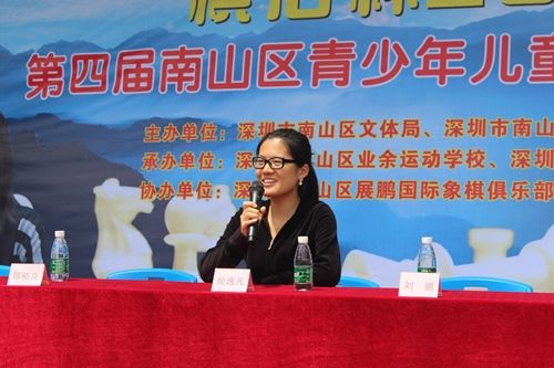 侯逸凡与小棋迷互动