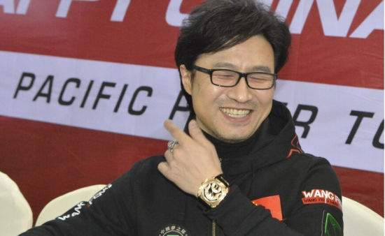 汪峰在扑克慈善赛上(资料图)