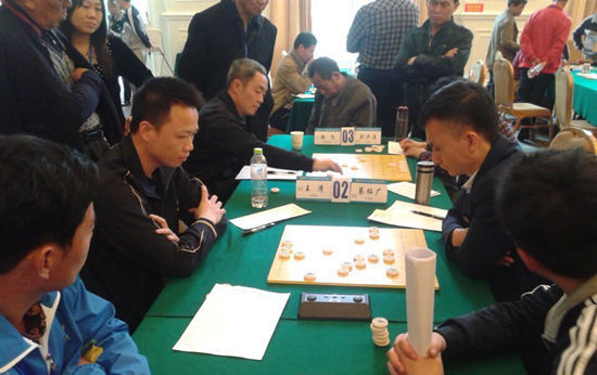 王清(左)在比赛中