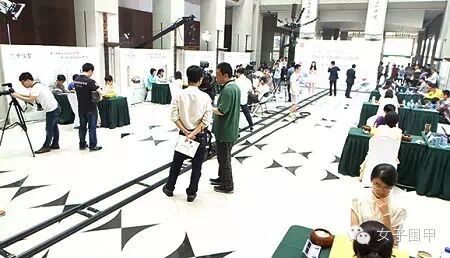 长长的拍摄轨道 贯穿赛场