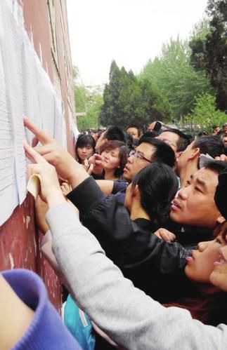 成绩榜前的家长。