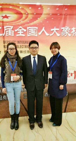 李晓艳（右一）参加象棋赛与蒋川合影