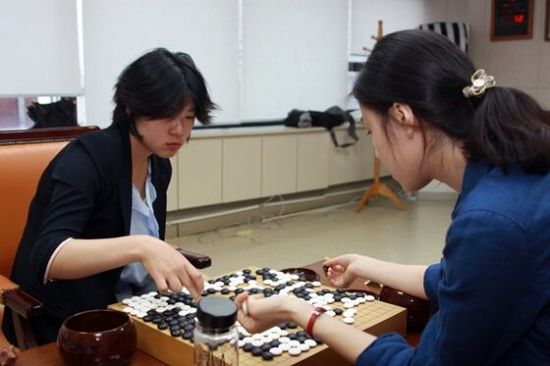 朴志娟(左)2-1金伸英 夺韩国女子国手战