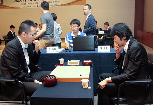 李世石(右)不敌柁嘉熹