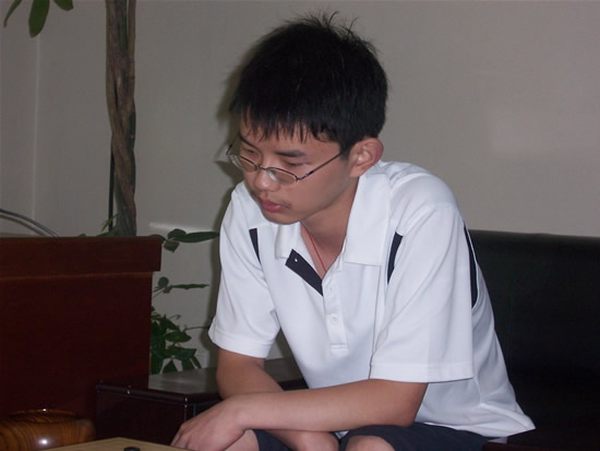 图文围棋甲级联赛第八轮开战新兴队小将潘非