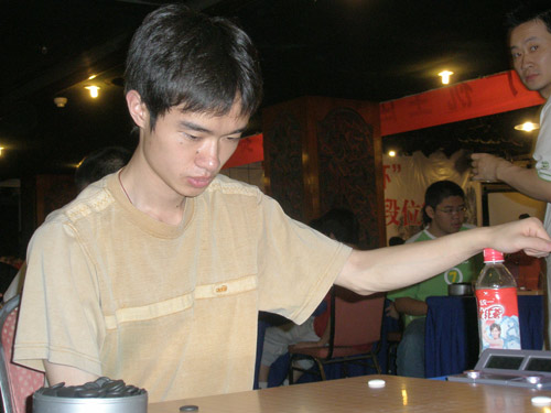 图文2007全国围棋段位赛首轮杨一摆好作战姿势
