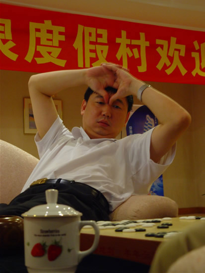 图文2007围棋甲级联赛第9轮俞斌有趣表情聚焦棋盘