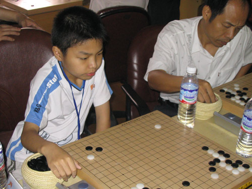 图文江西业余围棋联赛第3站外援小将肖威尝首败