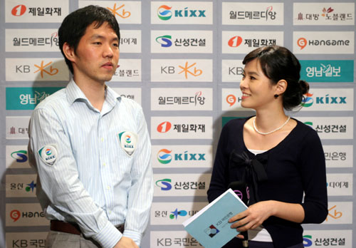 图文-韩国围棋联赛第11轮第2场 李昌镐被美女采访