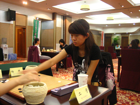 图文女子国家队选拔赛第2轮杨梓落子迅疾如闪电