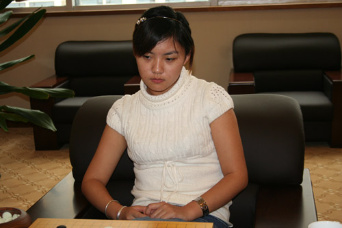 图文-第5届建桥杯8强战现场 小美女李莹在静静思考