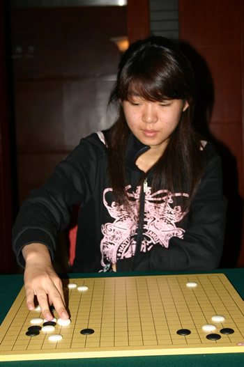 图文远洋地产杯赛场美女如云杨梓落子时姿势优雅