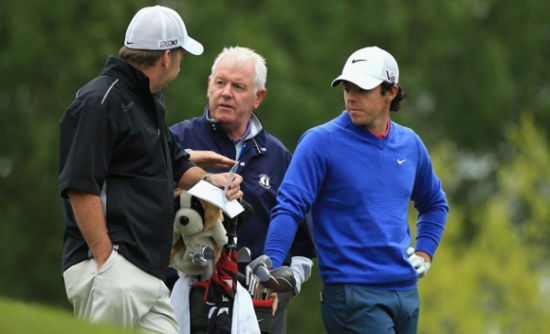 父亲（中）陪伴小麦练习