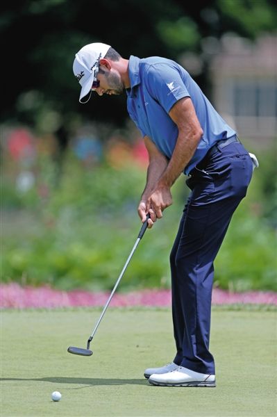 卡麦隆的推杆已在小球上方挥过，但未算到成绩中。