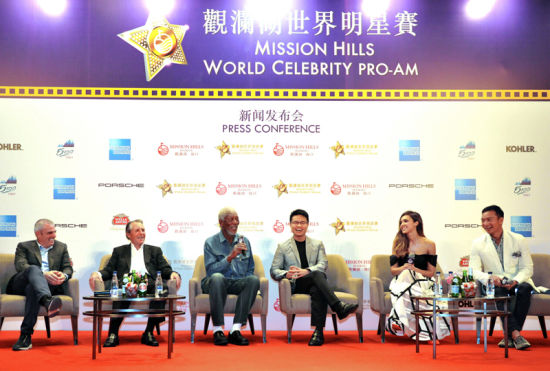 图左起：莱德杯欧洲队队长保罗·麦金利、高尔夫职业巨星盖瑞·普雷尔、好莱坞老戏骨摩根·弗里曼、全国政协委员，观澜湖集团主席兼行政总裁朱鼎健博士、好莱坞女神杰西卡·阿尓芭、观澜湖集团副主席朱鼎耀先生
