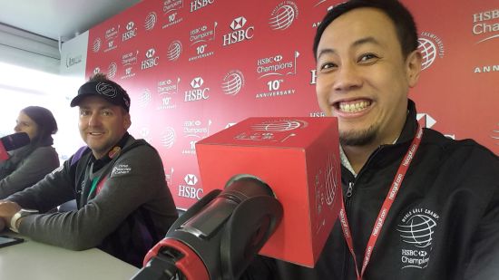 保尔特（中）与新闻发布会主持人