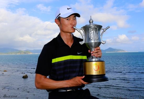 李昊桐亲吻奖杯