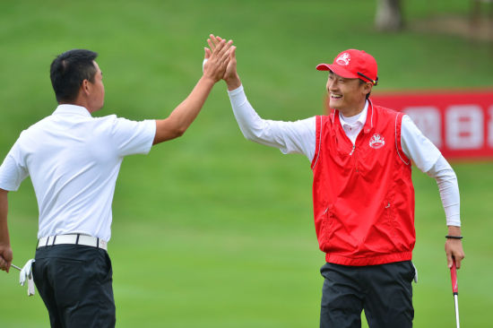 李昊桐(右)与胡牧在比赛中