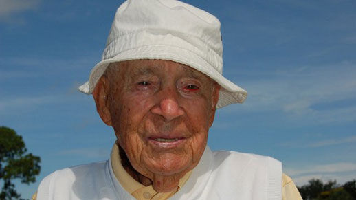 103岁老先生安德鲁万(Gus Andreone)打出一杆进洞