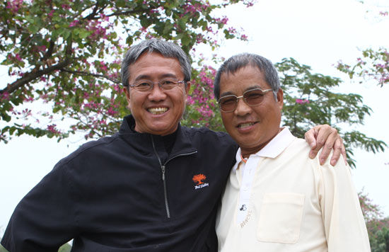于惠民(左)与曾雅妮父亲