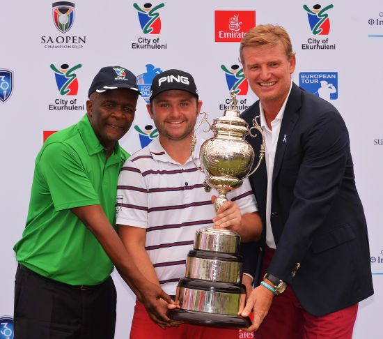 苏利文捧起奖杯