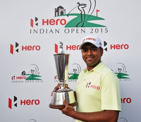 拉西里与奖杯合影