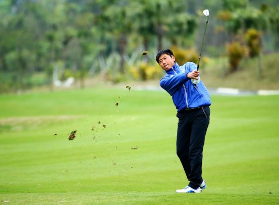 孙岩在比赛中挥杆