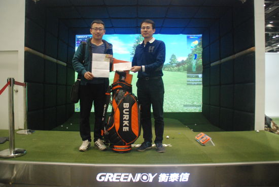 大批高尔夫爱好者的热情参与。