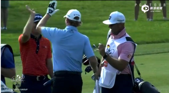 斯内德克尔与同组击掌庆贺