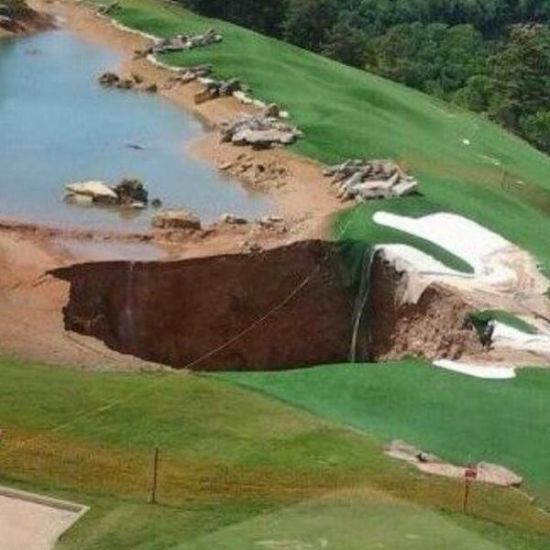 美国一座高尔夫球场突然地陷