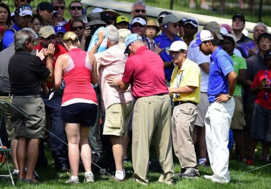 打中观众的松山英树有点不知所措