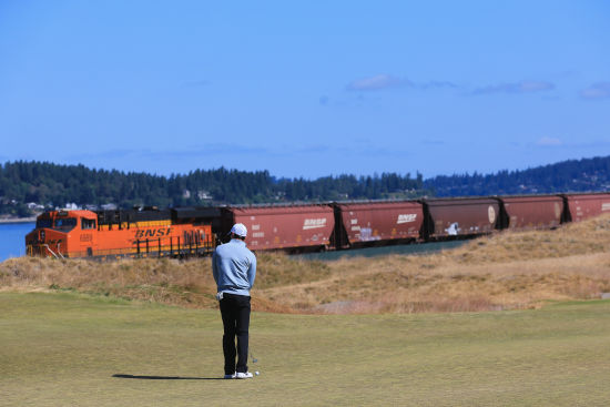 火车成了钱伯斯湾的风景线