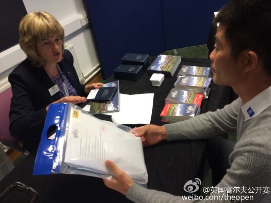 梁文冲来到圣安德鲁斯注册