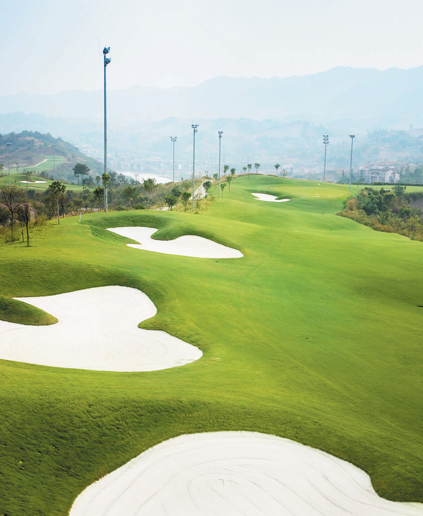 键翻阅图片 列表查看 大图 全屏观看 1 / 14 红鼎高尔夫球会位于重 