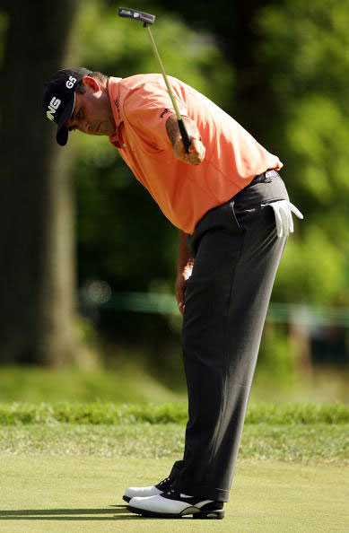 图文-美国公开赛次轮卡布雷拉领先 弯腰测球距