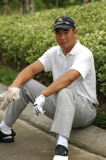 图文业巡赛中信银行站男子首轮朱庆山场边休息