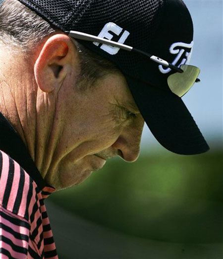 消息:约翰强鹿精英赛首轮比赛在鹿跑tpc球场结束,尼尔-兰喀斯特(neal