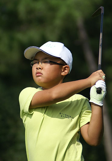 图文全国青少年锦标赛资格赛李嘉轩击出好球