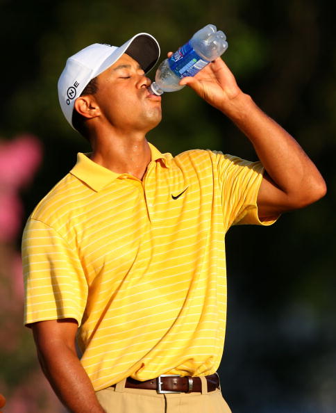 图文-卫冕冠军老虎伍兹热身 这么好喝是矿泉水吗