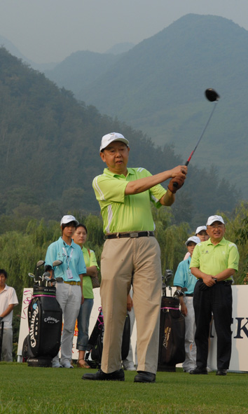 图文-俱乐部联赛中西区开杆 冯煦初开球